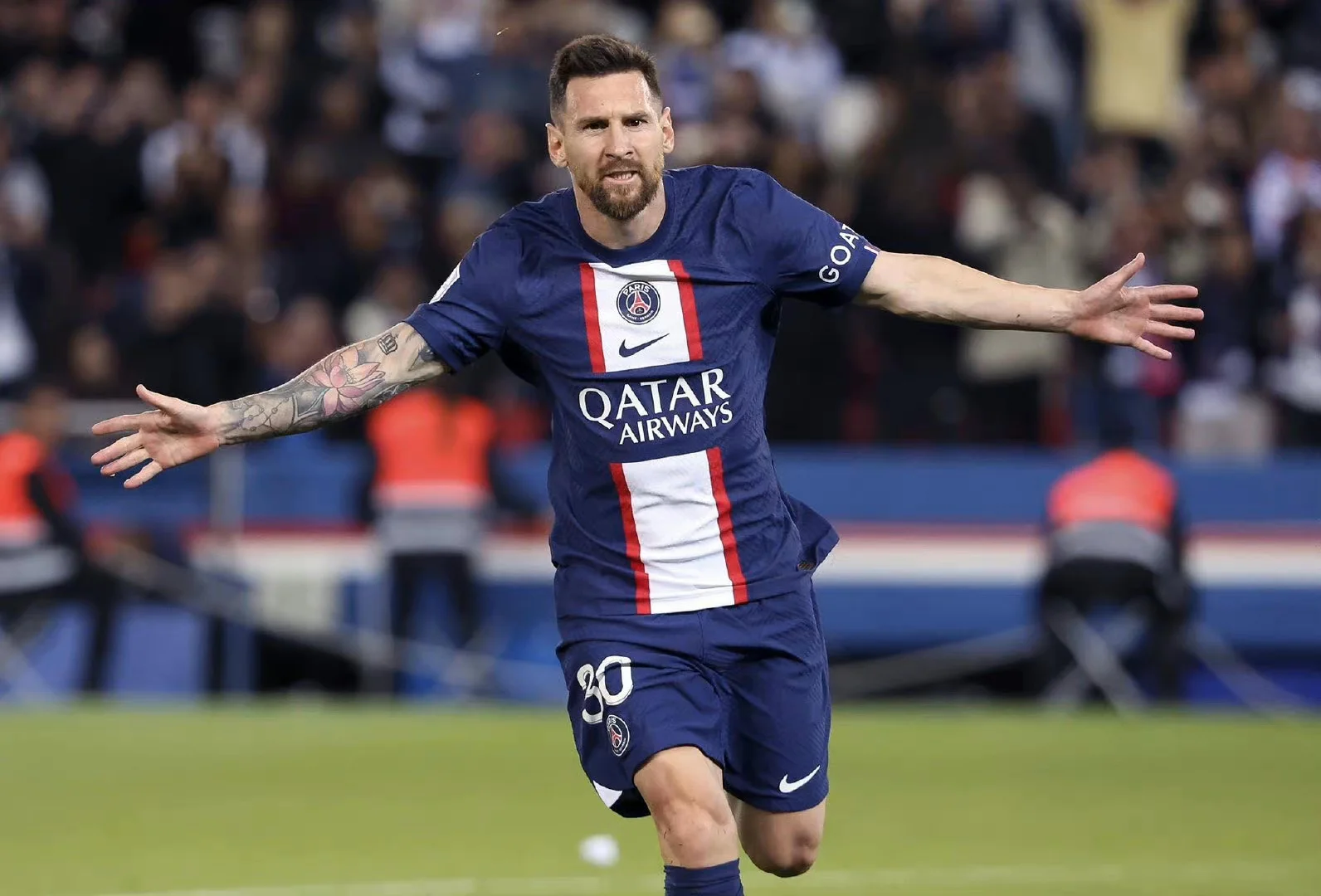 梅西重返赛场，大比分获胜首场状态出色，德国队观众沸腾！(梅西巴萨比赛回放)