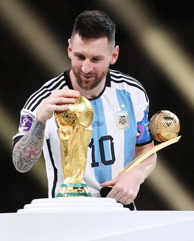 梅西重返赛场，大比分获胜首场状态出色，德国队观众沸腾！(梅西巴萨比赛回放)