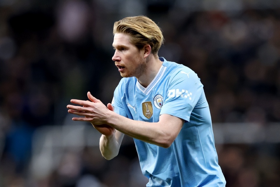 关于德布劳内连续二十场比赛得分超过比赛局势复杂，切尔西不断突破！的信息