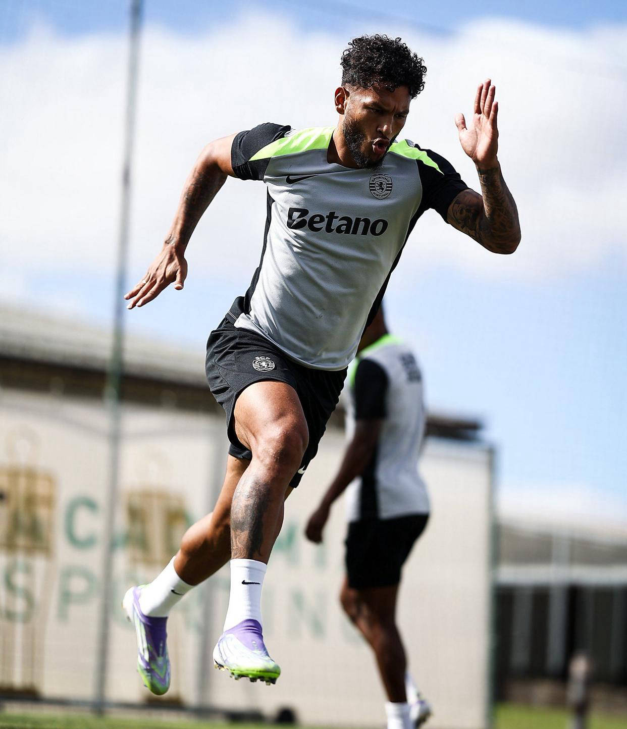 烈火战马震撼全场-爱游戏官方登录